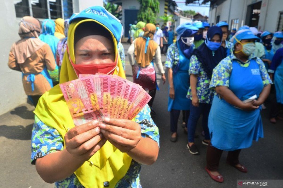 Bijak belanjakan THR di tengah pandemi COVID-19