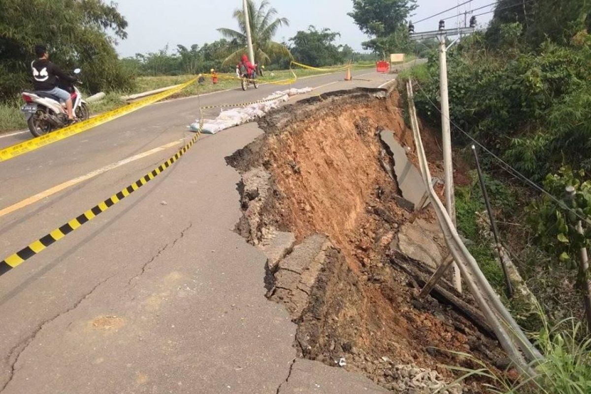 Ruas jalan Rangkasbitung-Cipanas, Kabupaten Lebak ambles