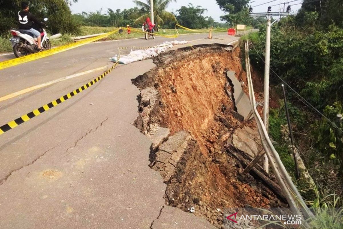 Ruas jalan Rangkasbitung-Cipanas ambles