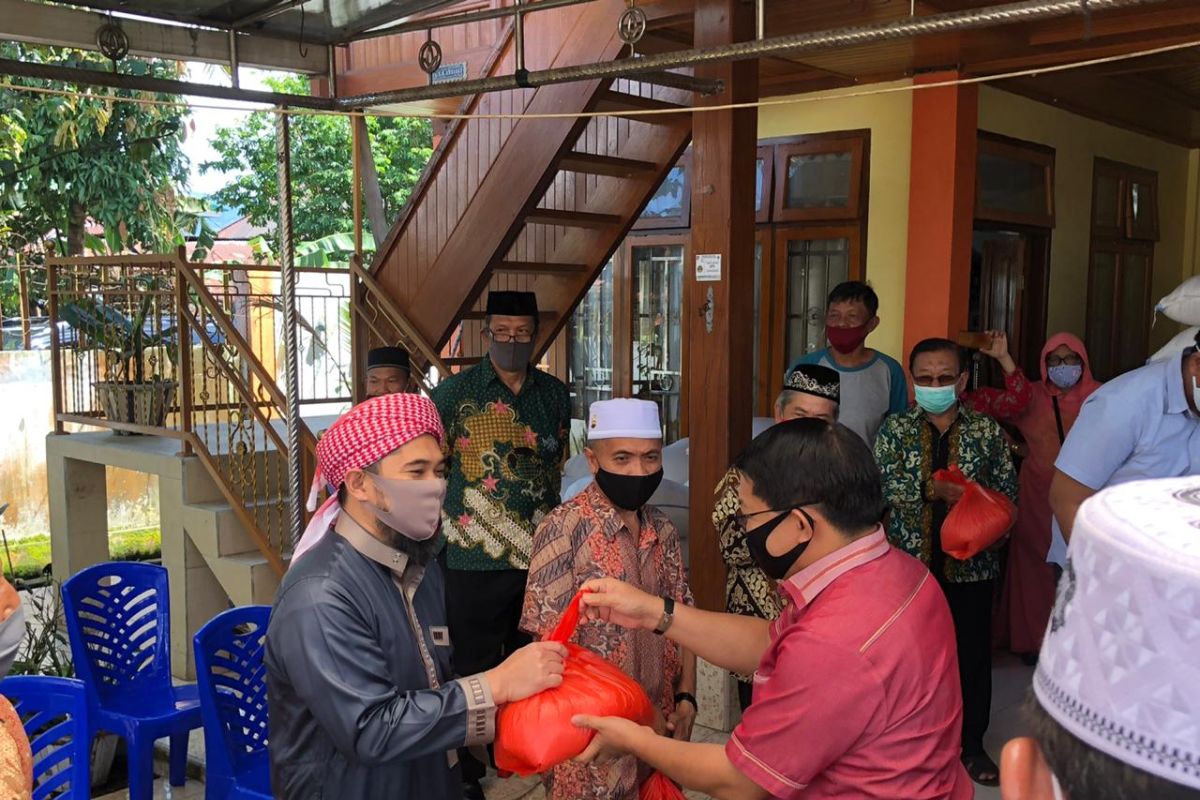 Pemerintah Kabupaten  Minahasa salurkan bantuan pangan di 33 masjid