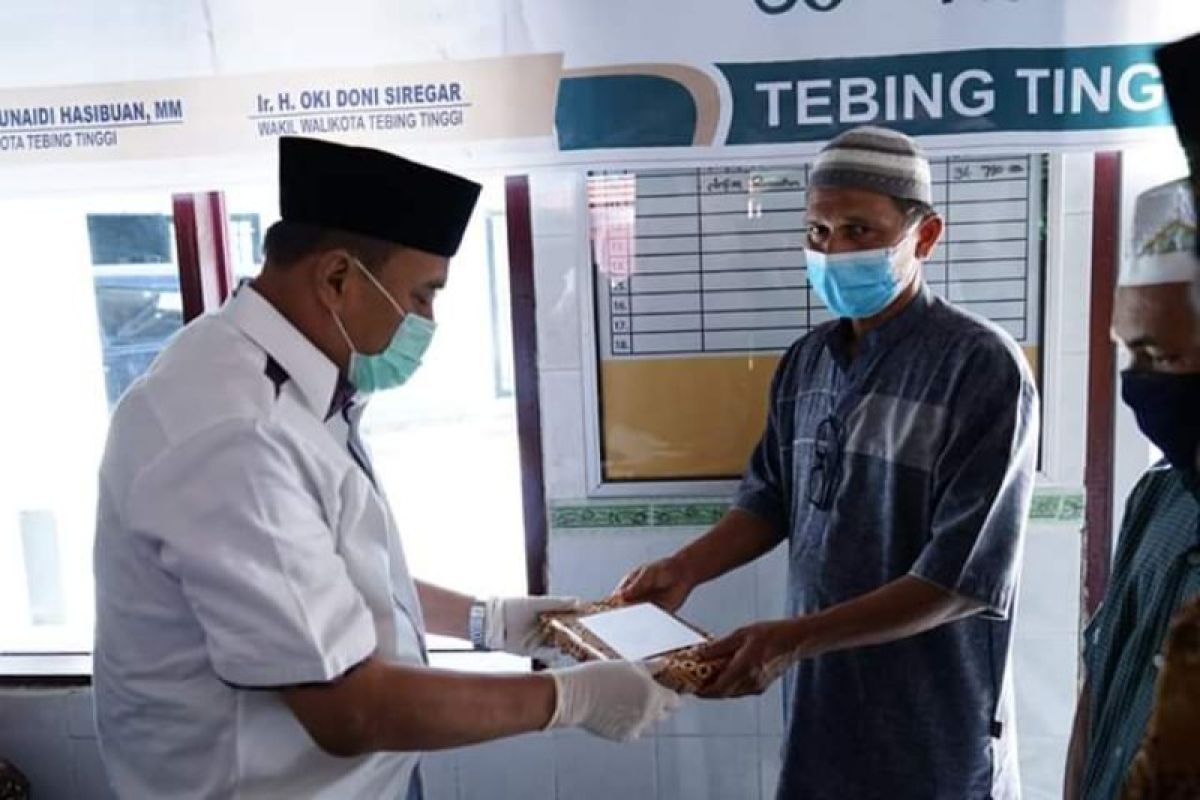 Wali Kota Tebing Tinggi serahkan bantuan bagi penggali kubur, bilal mayit dan anak yatim