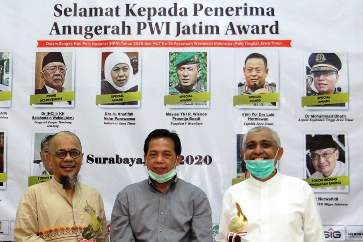 PWI Jatim anugerahkan penghargaan kepada Haruna Soemitro dan Ahmad Riyadh