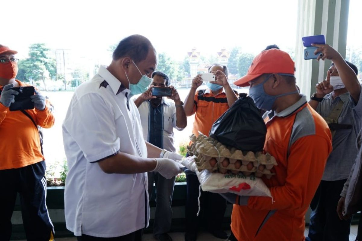 Pemkot Tebing Tinggi berikan santunan kepada petugas kebersihan