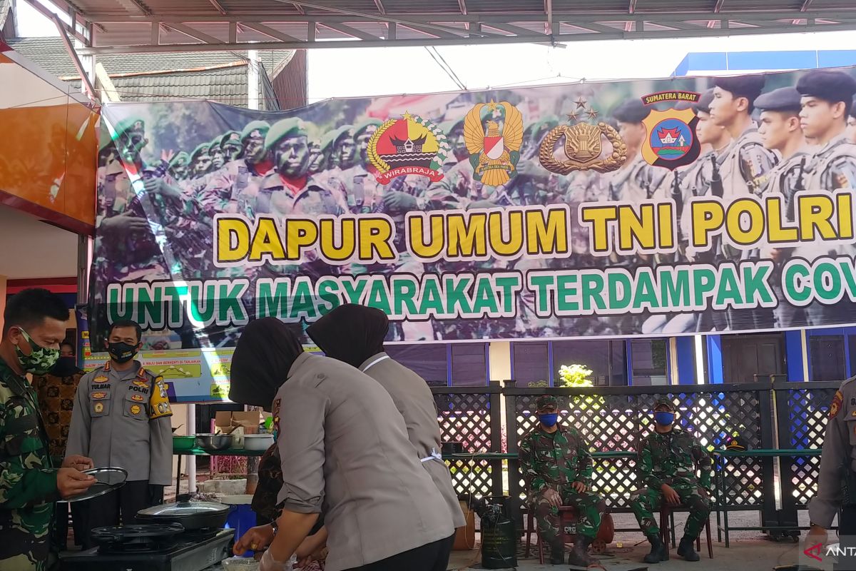 TNI-Polri dirikan dapur umum bantu warga terdampak COVID-19 di Padang