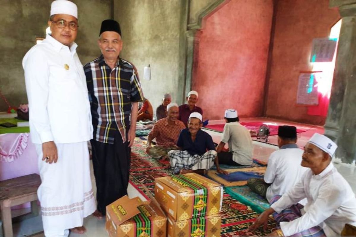 Bupati Aceh Barat bagikan bantuan untuk jamaah suluk di 18 pesantren tradisional