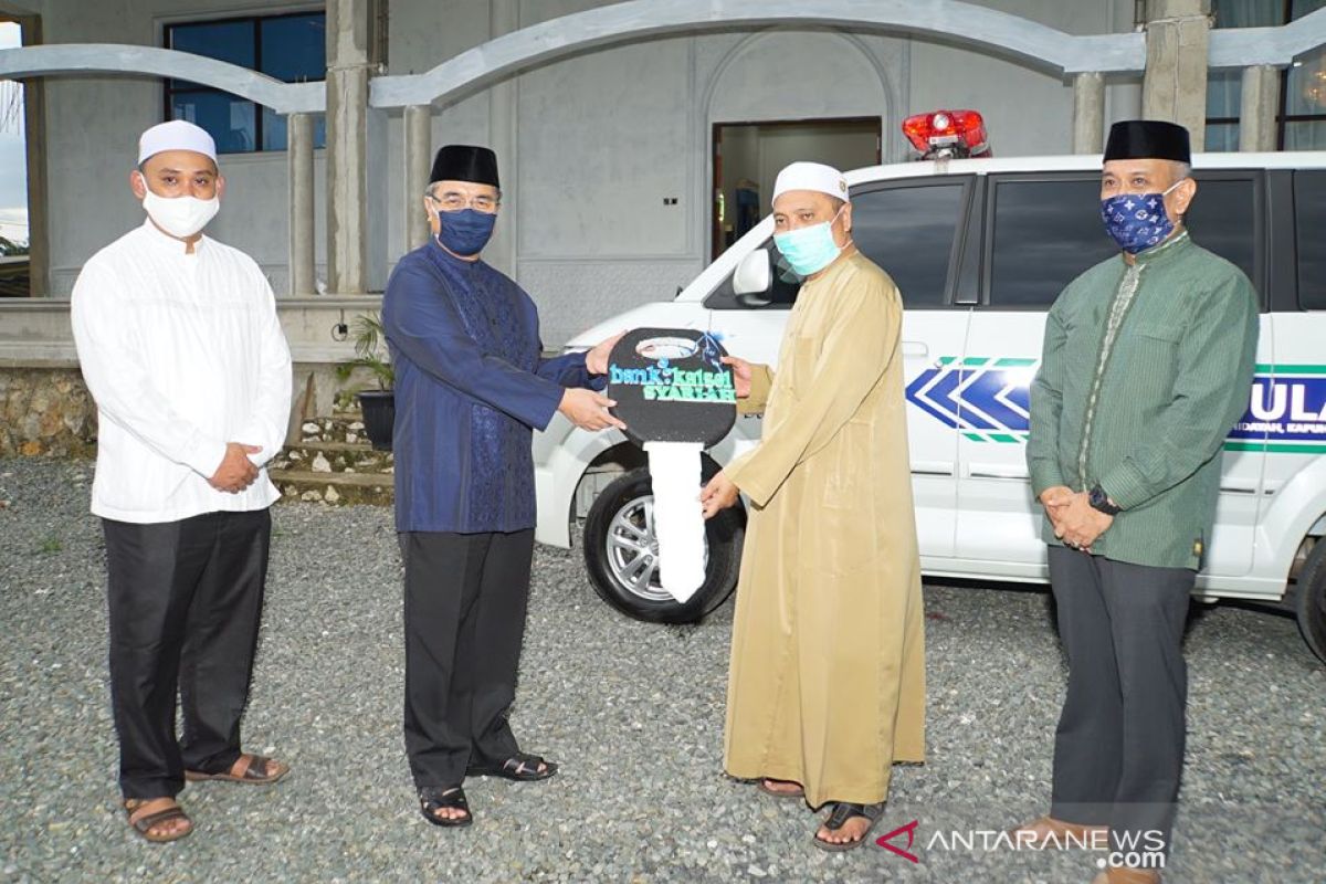 Bupati HSS serahkan bantuan ambulance untuk Majelis Ta'lim Al Hidayah Kapuh