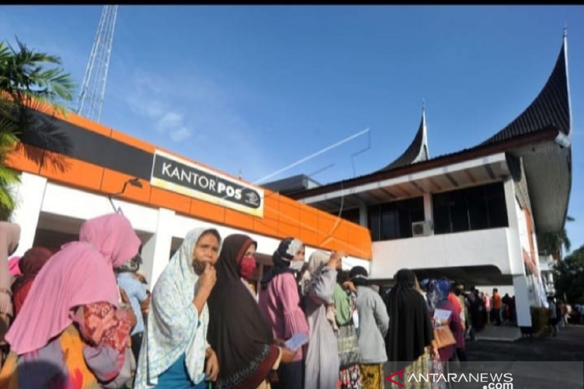 Bantuan Sosial Tunai COVID-19 cair, namun pengambilannya memicu kerumunan di kantor Pos Padang, langgar PSBB