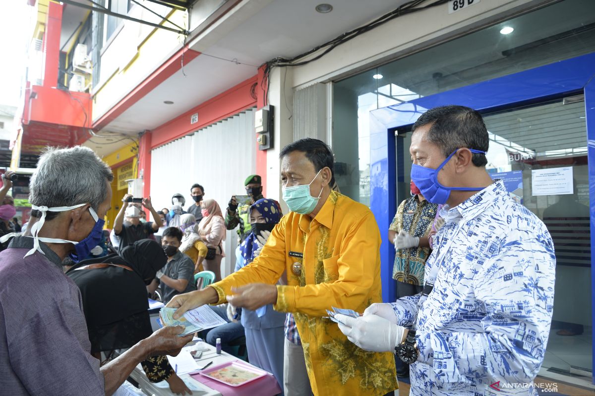 Pemkot Metro salurkan bantuan untuk warga terdampak COVID-19