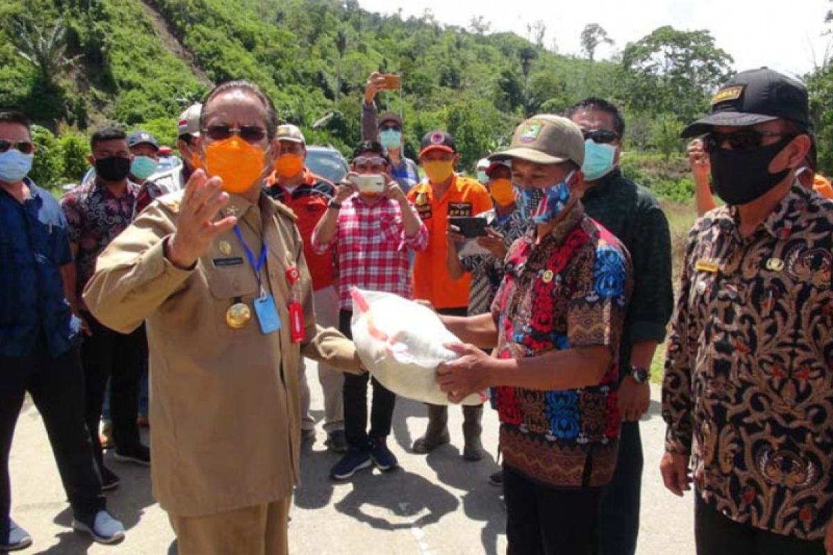 Gubernur Sulteng salurkan beras saat meninjau lokasi banjir