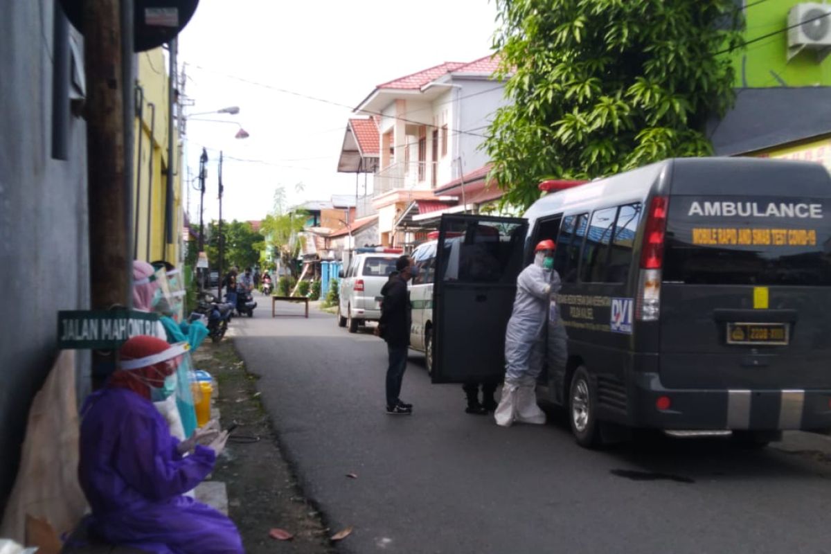 Dokkes Polda Kalsel berikan bantuan swab PCR dan rapid test