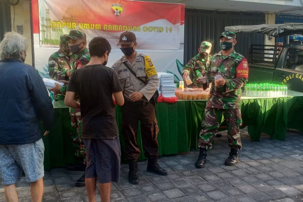 Dapur umum Ramadhan oleh Kodam Udayana tetap berjalan selama COVID-19