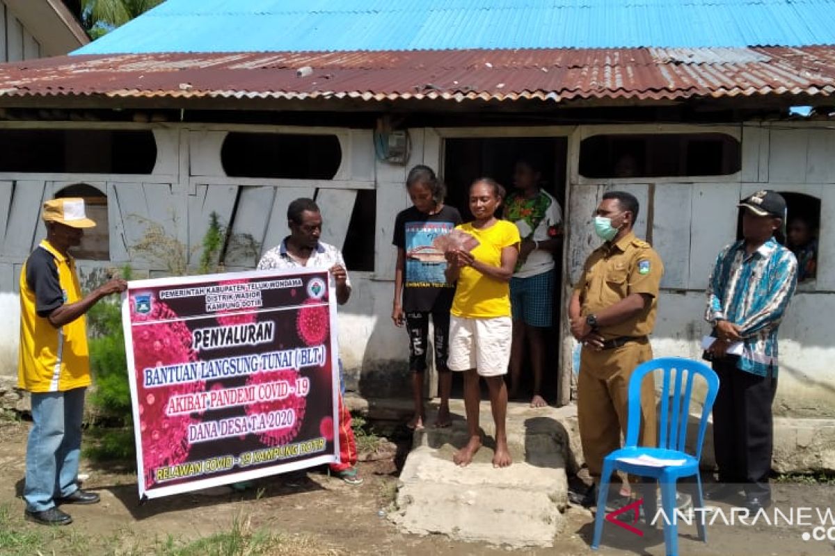 Warga Wondama bersyukur terima BLT di tengah pandemi