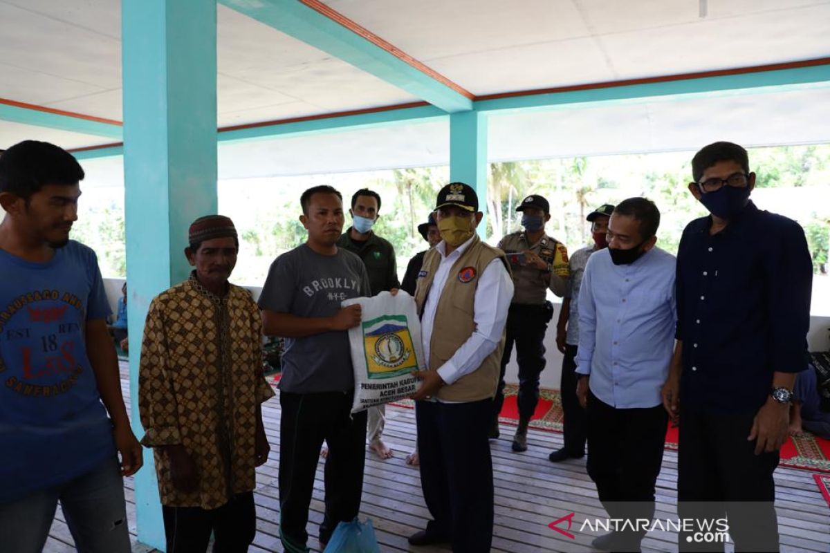 Bupati Aceh Besar salurkan bantuan COVID-19 di Pulau Aceh