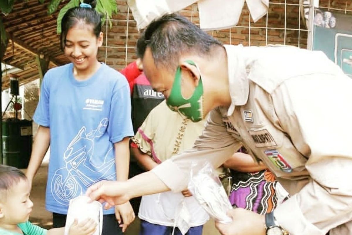 Wakil Bupati Pringsewu bagikan masker kepada masyarakat