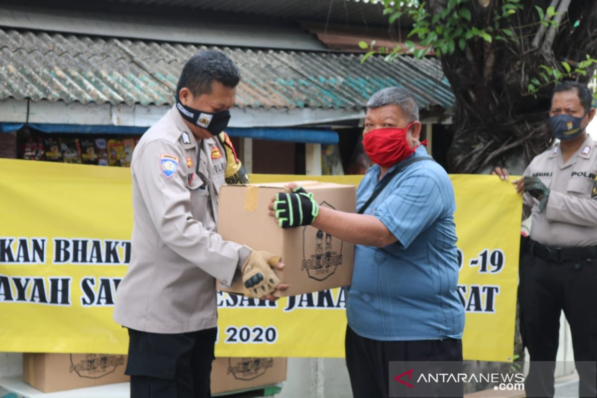 Polsek Sawah Besar gandeng napi asimilasi distribusikan bansos