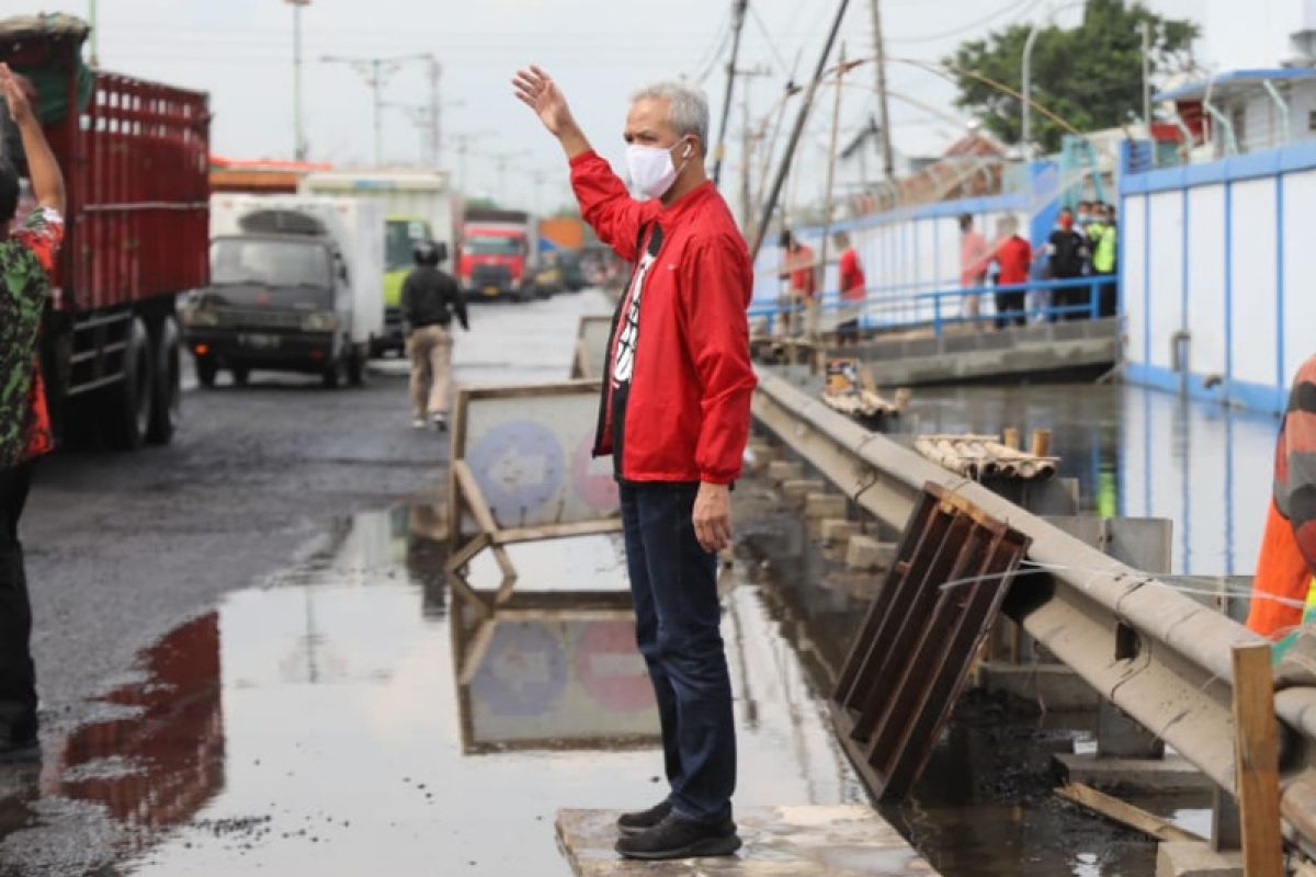 Ganjar Pranowo atur lalu lintas saat terjebak macet di Pantura