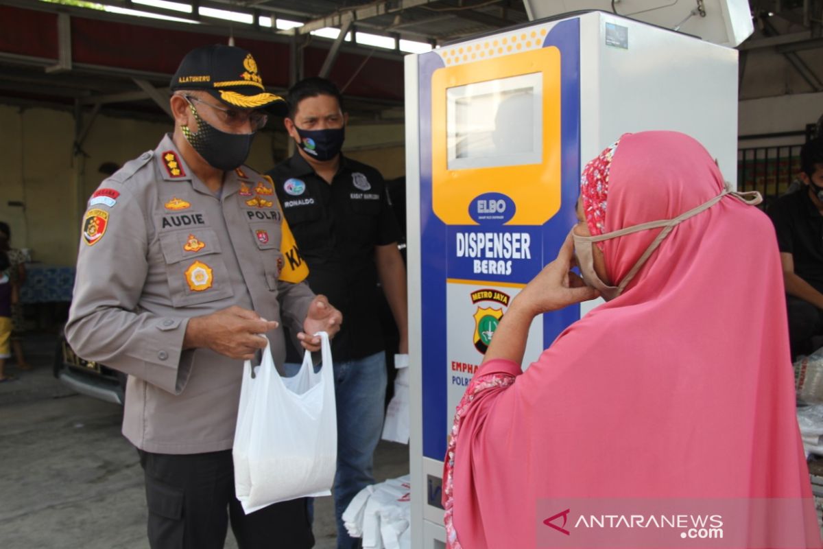 Dispenser beras Polrestro Jakbar ringankan beban warga Kebon Jeruk