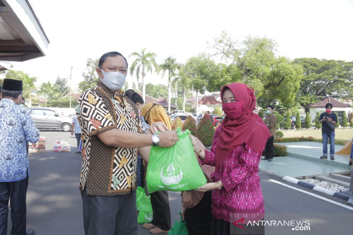 PLTU Baturaja salurkan 700 paket sembako ke warga terdampak pandemi COVID-19