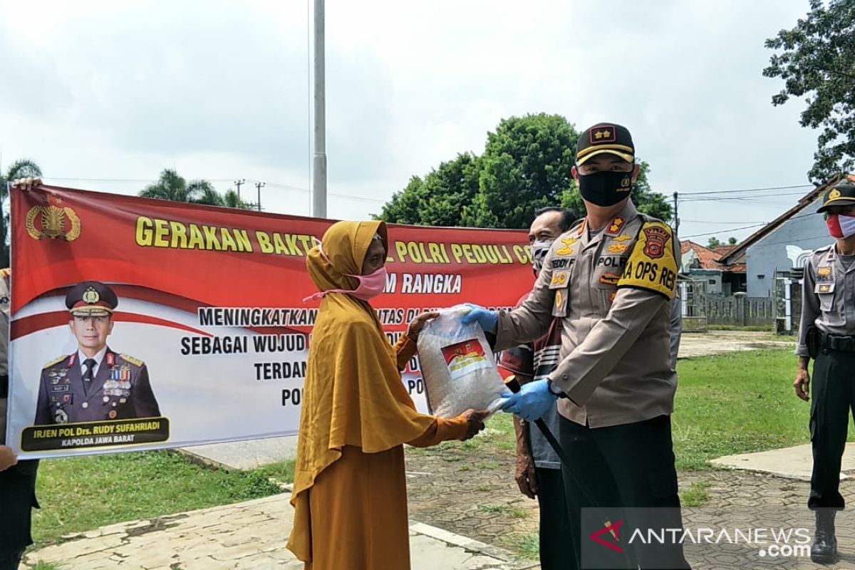 Polres Subang bagi-bagi ratusan paket beras ke warga terdampak COVID-19