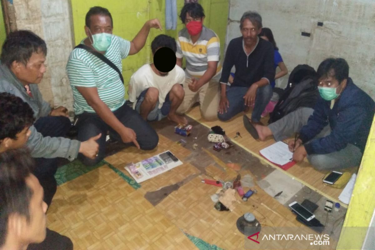 Polisi gerebek rumah temukan 25 paket  sabu-sabu siap edar