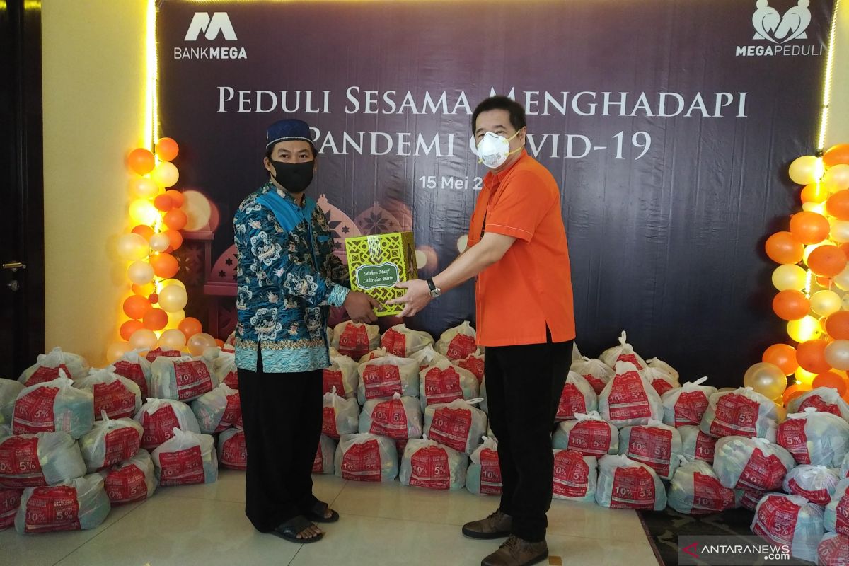 Bank Mega Surabaya bagikan 2.440 bingkisan kepada warga terdampak COVID-19