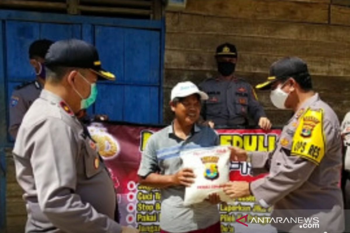 Polres Mesuji Lampung berikan sembako kepada warga