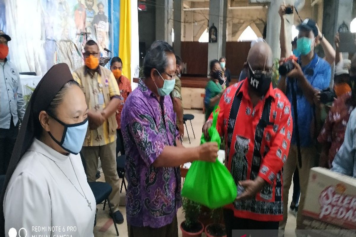 Wagub Papua Klemen Tinal serahkan bansos ke tokoh agama