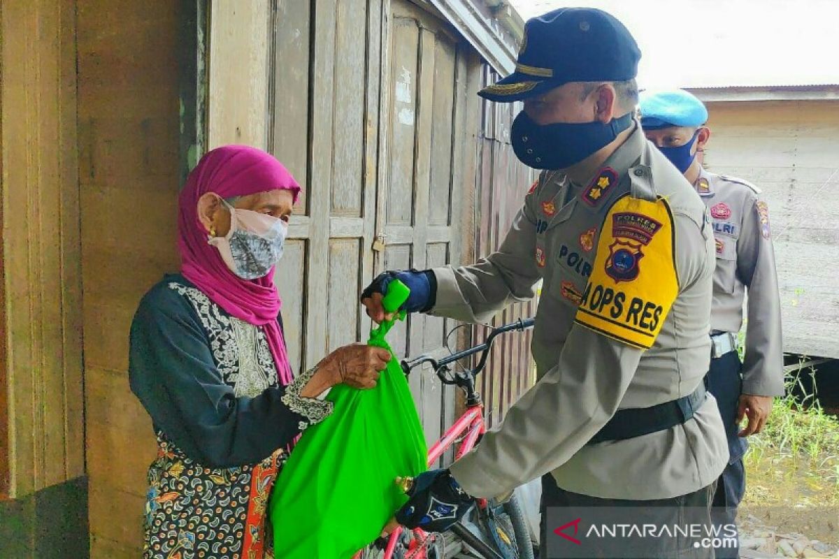 Polres HSU terus bagikan paket sembako