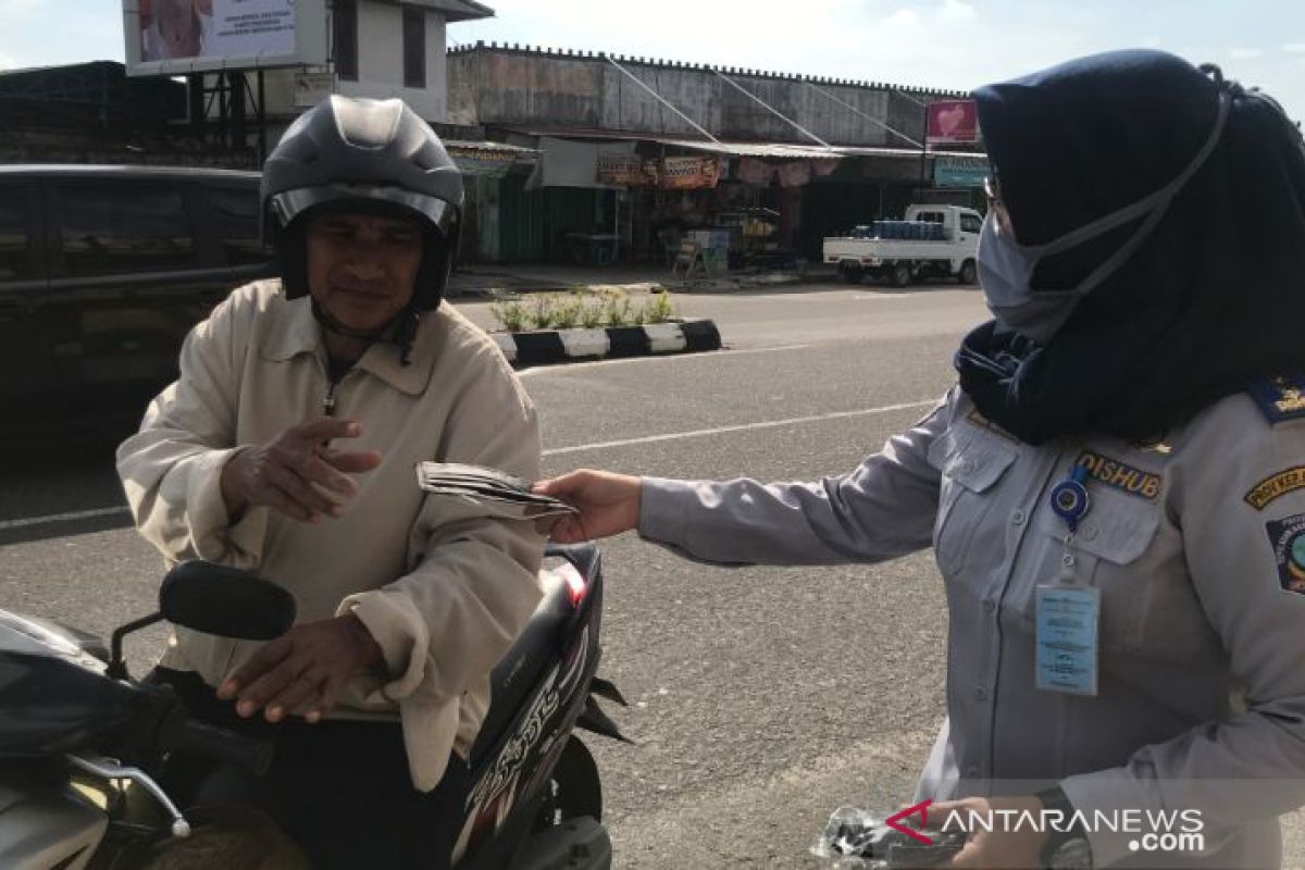 Dishub Babel dan AirNav bagi-bagi masker ke pengendara