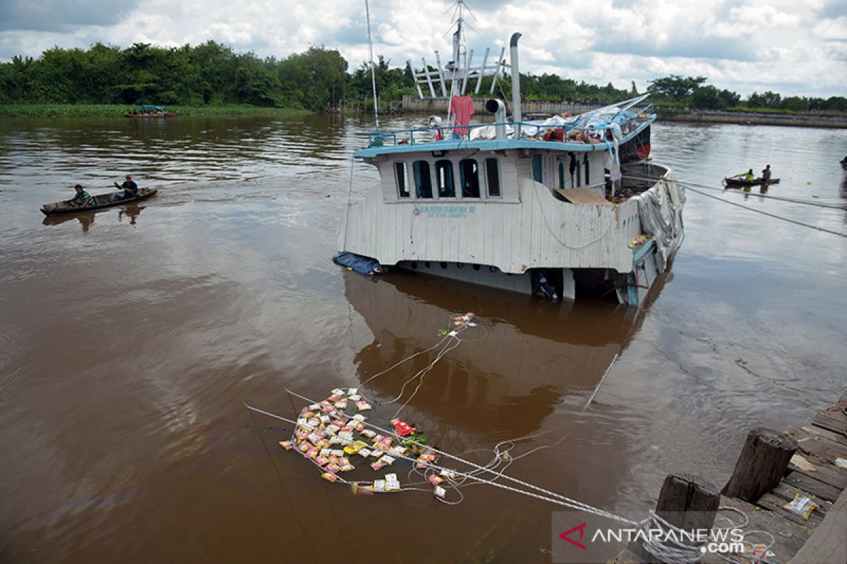 BREAKING NEWS: Kapal sembako tenggelam di Pekanbaru kerugian Rp4 miliar