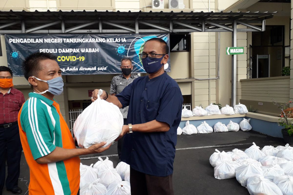 PN Tanjungkarang bagikan 200 paket sembako kepada warga terdampak COVID-19