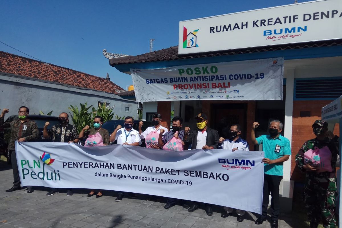 Satgas Posko BUMN Bali serahkan 800 paket sembako antisipasi COVID-19