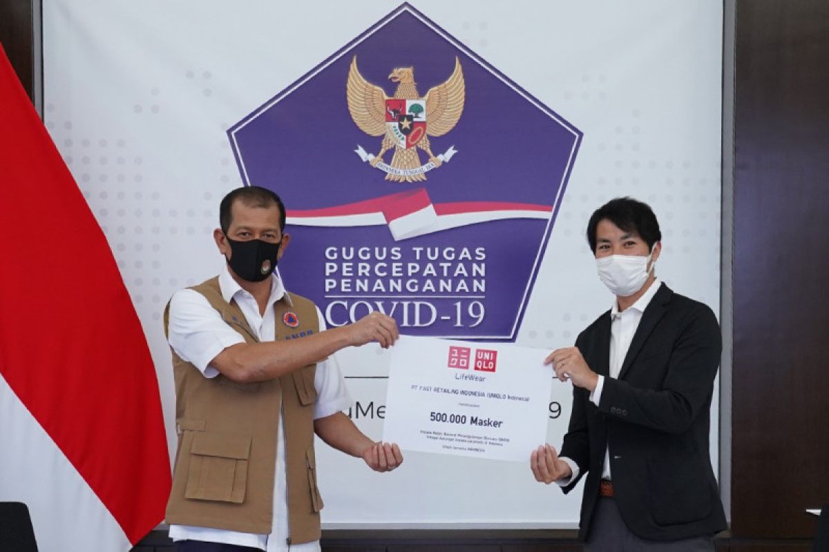 Uniqlo donasikan 500 ribu masker untuk tenaga medis