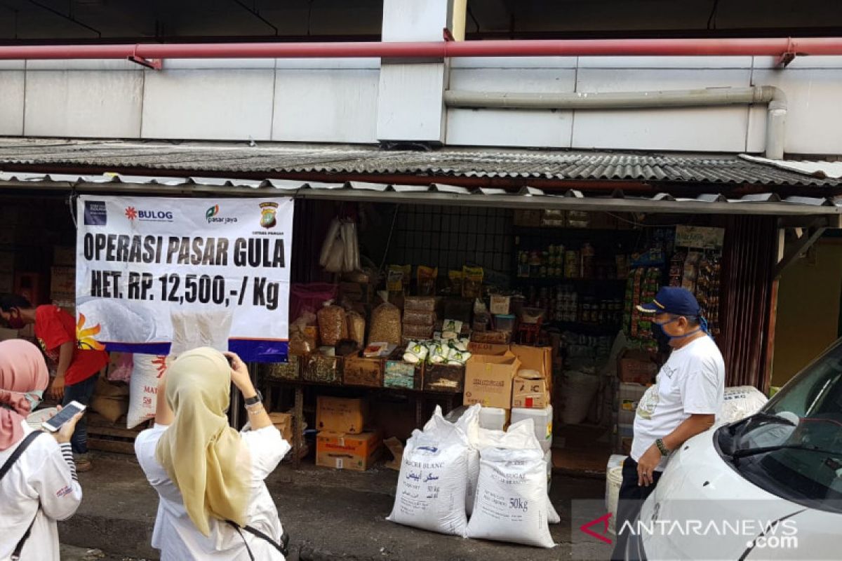 Bulog operasi pasar hingga ke Papua, harga gula maksimal Rp13.500/kg