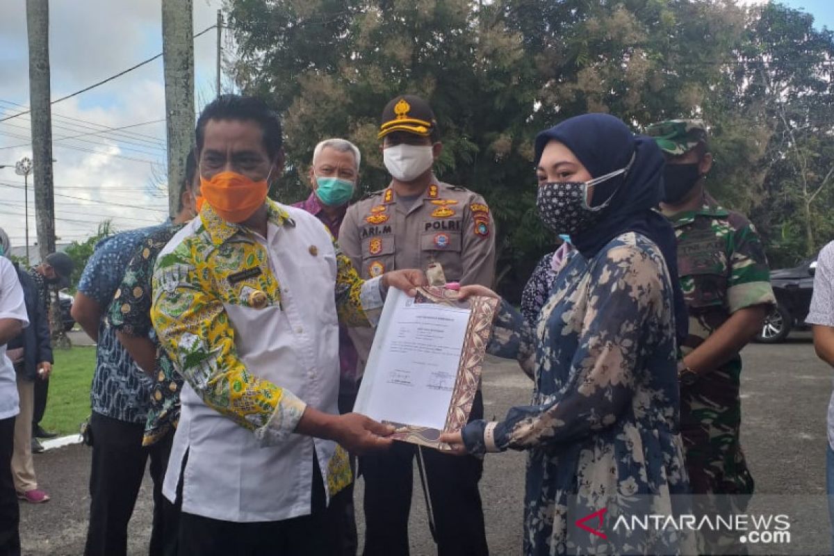 Kepulangan dua pasien sembuh COVID-19 di Belitung dilepas bupati