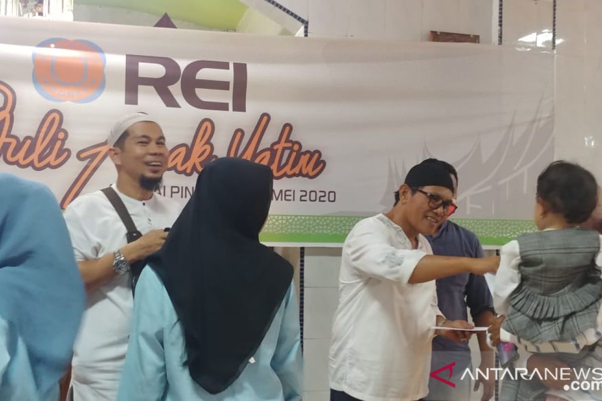 DPD REI Sumbar beri santunan puluhan anak yatim di Sungai Pinang