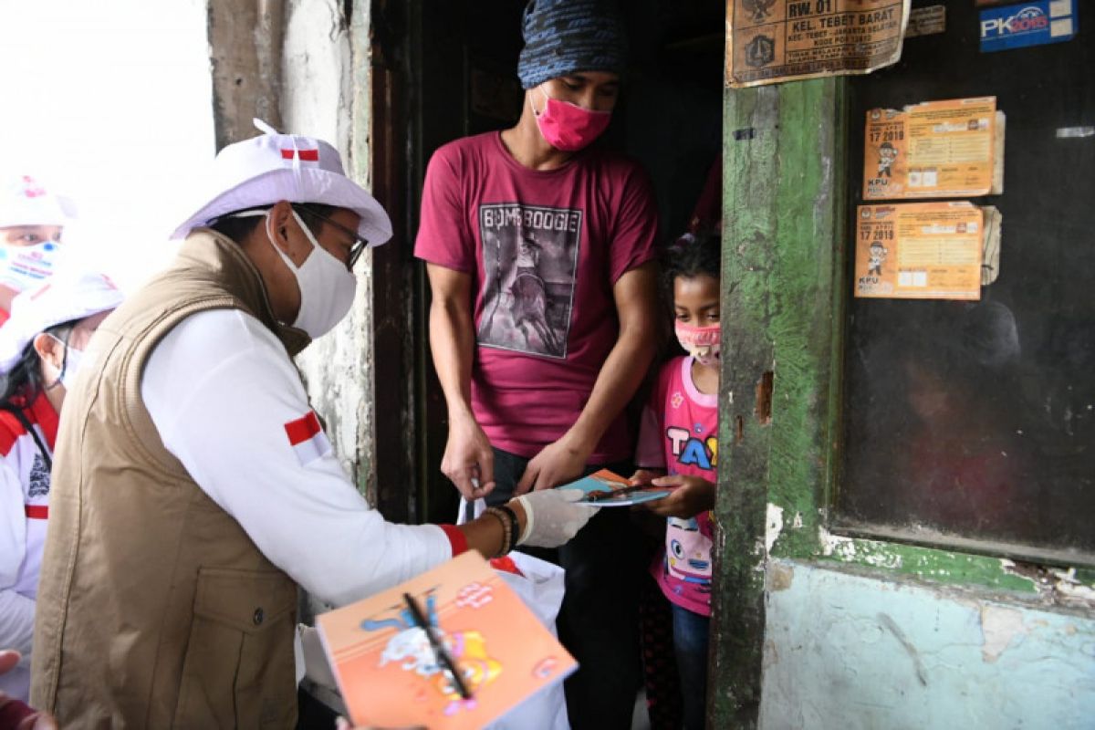 Sandiaga Uno salurkan bantuan sembako untuk pengrajin tempe di Tebet