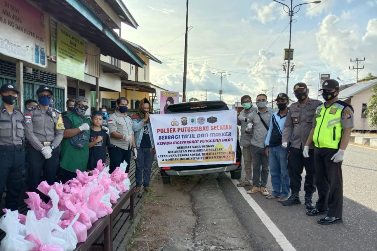Kapolsek dan Camat Putussibau Selatan kompak bersama jurnalis bagikan takjil