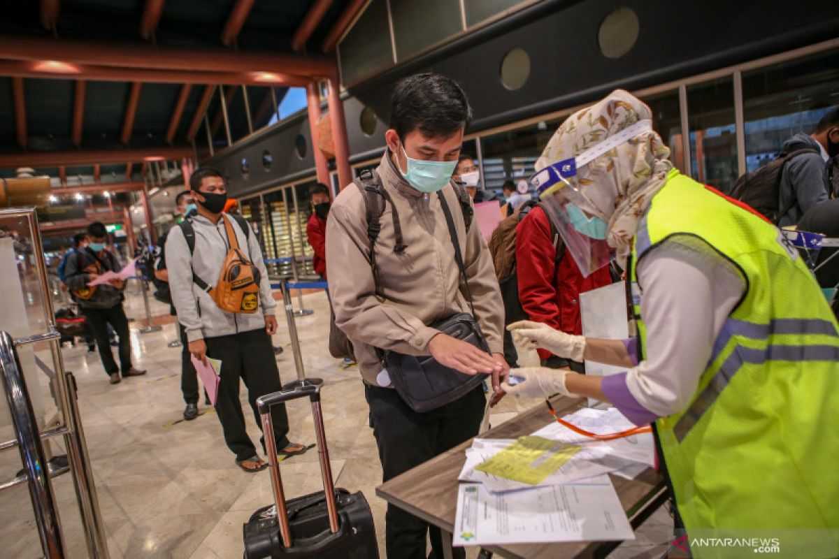 Calon penumpang harus lewati lima pos pemeriksaan di bandara