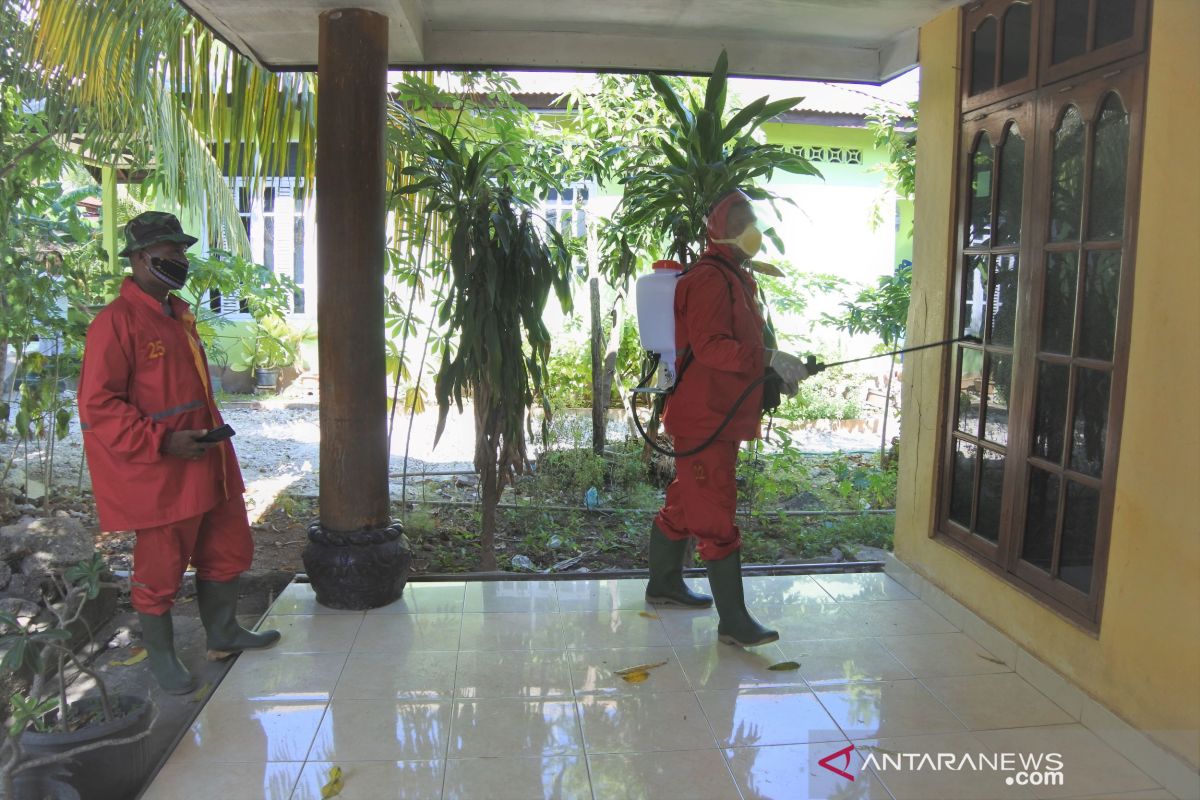 TNI bantu penyemprotan disinfektan rumah warga Kota Kupang