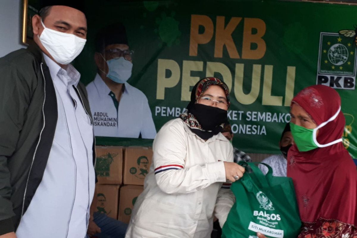 Anggota FPKB DPR RI distribusikan bantuan sembako di Cilacap