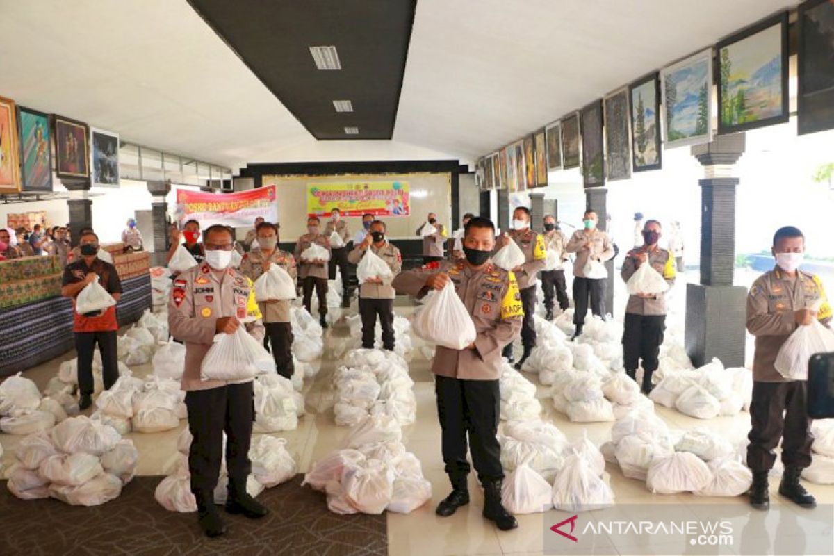 Polda NTT bagikan 1.600 paket sembako untuk warga terdampak COVID-19