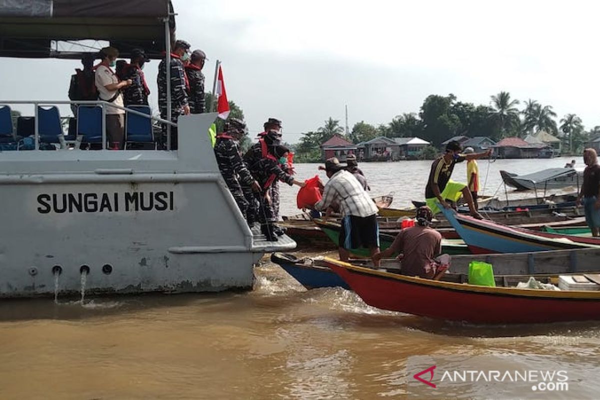 Lanal Palembang bagi-bagi takjil dan sembako ke warga terdampak COVID-19