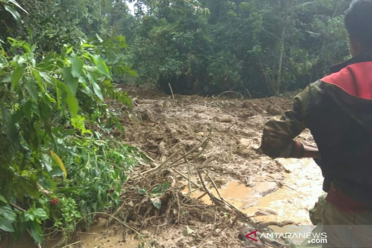 Seorang warga tewas tertimbun longsor di OKU Selatan