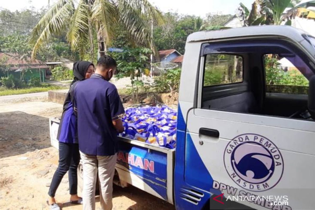 Bantu ringankan beban masyarakat, Nasdem Dharmasraya bagi sembako