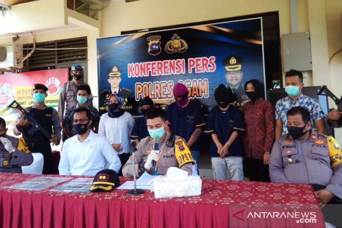 Tiga orang diduga terlibat prostitusi online ditangkap polisi