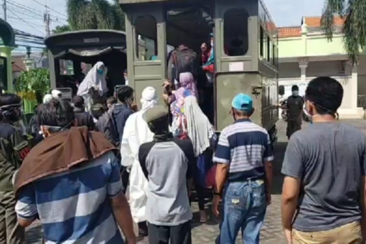 Ratusan warga reaktif COVID-19 di Surabaya jalani tes swab bertahap