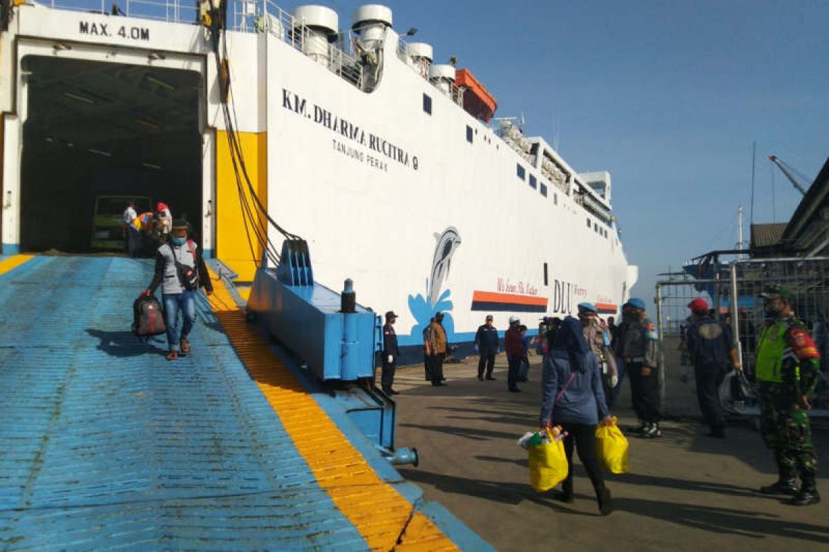 181 migrant workers from Malaysia land at Tanjung Emas Port