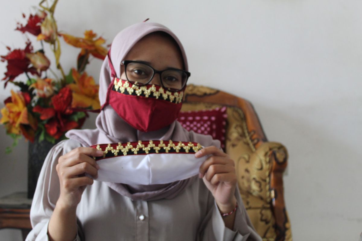 Pelaku UMKM berinovasi produksi masker tapis Lampung saat pandemi COVID-19