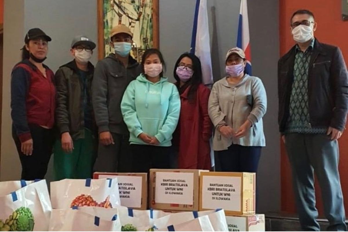 Indonesian Embassy in Slovakia distributes relief aid to Indonesians